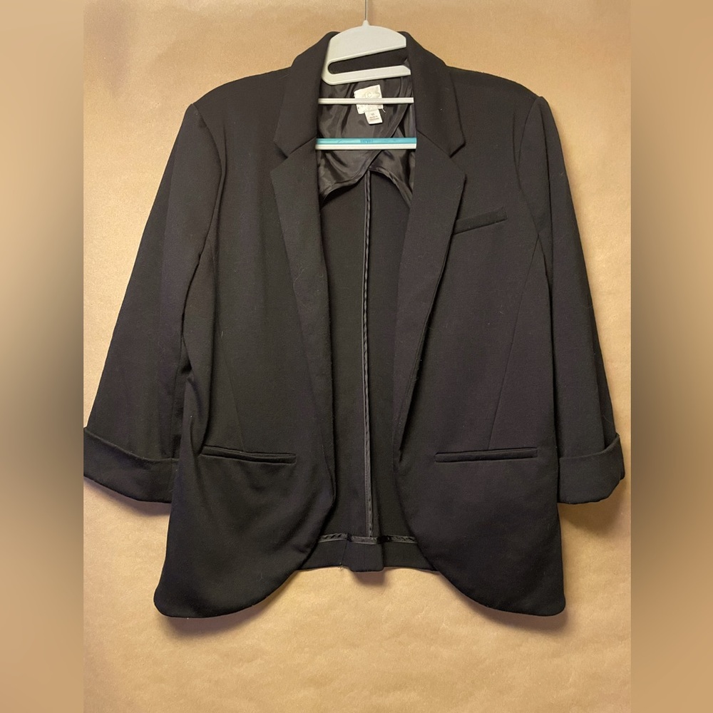 Black 3/4 sleeve Blazer. Thicker Material. Short waist length
